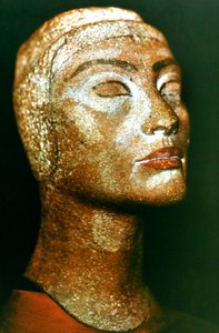 Büste der Nofretete, Königin und Frau des altägyptischen Pharaos Echnaton Amenhotep IV.