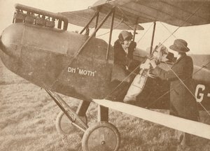 Mit dem Flugzeug zu den Golfplätzen in einem kleinen 27-60 PS Moth-Leichtflugzeug, 1927 von Unbekannt