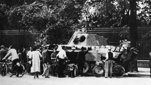 Zuschauer untersuchen einen verlassenen Panzer in der Rue de Medicis, Befreiung von Paris, August 1944
