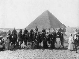 Kamel-Tour vor einer der Pyramiden von Gizeh, Ägypten, ca. 1920er-1930er von Unbekannt