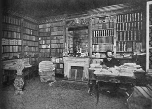 Camille Flammarion - Der berühmte Astronom unter seinen Büchern, ca. 1925 von Unbekannt