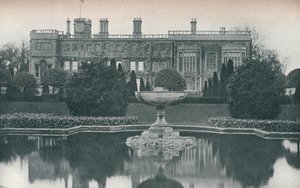 Schloss Ashby, Northants: Südseite, mit Brunnen, ca. 1915 von Unbekannt