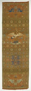 Stuhlabdeckung mit einem Kranich, Löwen, Drachen, glückverheißenden Symbolen und Blumen... von Unbekannt