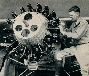 Charles Lindbergh überprüft den Motor seines Flugzeugs vor seinem transatlantischen Flug von Unbekannt