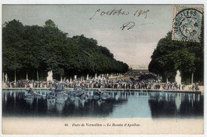 Schloss Versailles: Besucher vor dem Apollobecken im Park - Postkarte datiert 1905 von Unbekannt