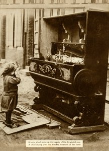 Kind mit beschädigtem Klavier nach einem Luftangriff, der es obdachlos machte, Erster Weltkrieg, 1918, 1935