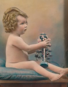 Kind mit Spielzeug, ca. 1920