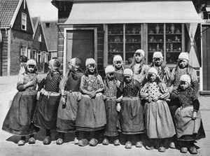 Kinder in Nationaltracht, Marken, Niederlande, ca. 1934 von Unbekannt