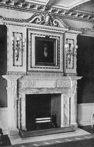 Kamin im Roten Salon, Raynham Hall, Norfolk, 1927 von Unbekannt