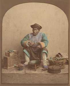 [Chinesischer Mann mit Werkzeugen sitzend]