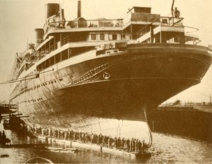 Reinigung des Rumpfes der Majestic im Trockendock, um 1930