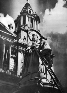 Reinigung der Statue von Königin Anne im Rahmen der Silberjubiläumsfeierlichkeiten von König George V., 1935