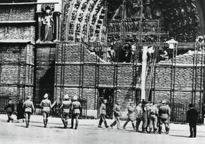Räumung des Sandsackschutzes von der Fassade von Notre Dame, deutsch besetztes Paris, 1940 von Unbekannt