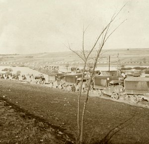 Kolonne von Lastwagen auf der Voie Sacrée, Verdun, Nordfrankreich, um 1914-1918