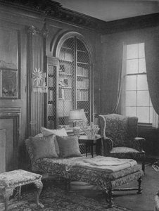 Gemütliche Ecke in der Bibliothek mit Bücherregal, Haus von Miss Anne Morgan, New York City, 1924