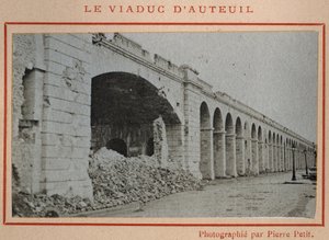 Pariser Kommune (1871): Blick auf das Viadukt von Auteuil in Paris im Mai 1871. Fotografie von Pierre Pepetit. Druck auf Karton, Maße 9x5,4 cm