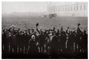 Graf Zeppelin wird von Mitgliedern der Marine-Luftschiffflotte begrüßt, Deutschland, 1914-1917, 1933