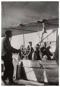 Graf Zeppelin mit seiner Tochter in der Gondel des Zeppelin LZ3, Deutschland, um 1906-1908, 1933 von Unbekannt