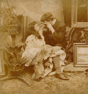 Paar zündet sich gegenseitig eine Zigarette an, 1900