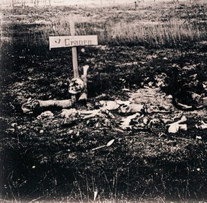 Kreuz und menschliche Überreste, ca. 1914-1918