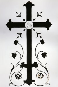 Kreuz auf dem Gewölbe einer weißen Tür, Paris, Frankreich