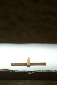 Kreuz auf einem Altar. Taizé-Gemeinschaft, Taizé, Frankreich