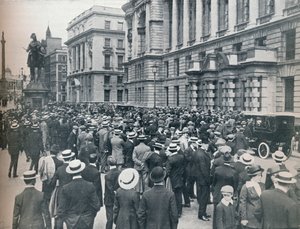 Menschenmenge vor dem Kriegsministerium am Morgen vor der Kriegserklärung, 1914