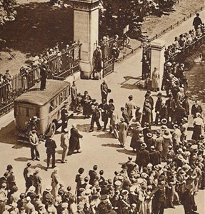 Menschenmenge beobachtet den verhafteten Mann, der zum Polizeiwagen gebracht wird, 1937 von Unbekannt