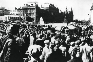 Menschenmengen um einen abgestürzten deutschen Bomber auf dem Sverdlov-Platz, Moskau, 1941