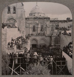 Menschenmengen füllen jede Nische der Grabeskirche, um 1900 von Unbekannt
