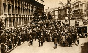 Menschenmengen warten vor der Downing Street in London auf Nachrichten über...Krieg, Juli 1914, 1933 von Unbekannt