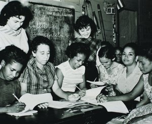 Kubarevolution: Frauen, die an den Bildungsprogrammen teilnehmen, die von Fidel Castros Alphabetisierungskampagne auf dem Land in den frühen 1960er Jahren eingerichtet wurden (s/w Foto)