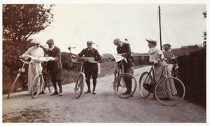 Radfahrer schauen auf Karten, um 1900 von Unbekannt