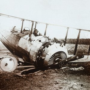 Toter Pilot in abgestürztem Salmson-Flugzeug, um 1914-1918