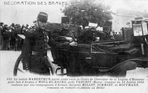 Auszeichnung eines französischen Soldaten mit der Ehrenlegion, um 1910