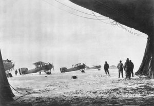 Abflug französischer Breguet-Flugzeuge zu einer Aufklärungsmission im Winter, 1914-1918