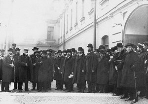 Abgeordnete der ersten Duma unterzeichnen den Vyborg-Appell vor dem Gefängnis, 1906