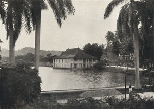 Der See von Kandy mit dem Bibliotheksgebäude des Tempels des Heiligen Zahns, 1926