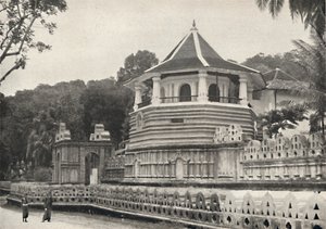 Der Tempel des Heiligen Zahnes Buddhas in Kandy, 1926 von Unbekannt