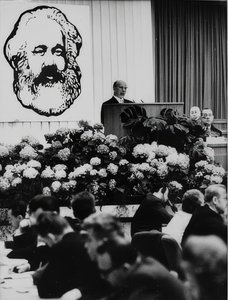 Der Vorsitzende des Staatsrates der Deutschen Demokratischen Republik Walter Ulbricht bei einer Tagung anlässlich des 150. Geburtstages von Karl Marx. Berliner Kongresshalle. 2. Mai 1968