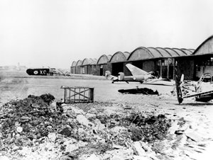 Zerstörte Flugzeuge auf dem Flugplatz Le Bourget, deutsch besetztes Paris, Juli 1940