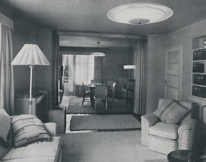 Ess- und Wohnzimmer, nur durch schwere Vorhänge in einem attraktiven modernen Gewebe getrennt, 1942
