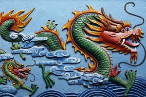 Drachenskulptur in einem chinesischen Tempel, Phnom Penh, Kambodscha von Unbekannt