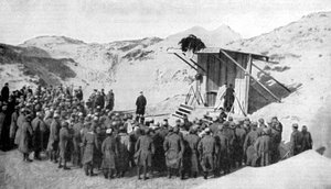 Ostermesse in den Dünen an den Stränden Belgiens an der Nordsee, Erster Weltkrieg, 1915 von Unbekannt