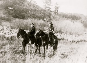 Edd Ladd, Vollblut-Apache, von der Jicarilla-Reservation, New Mexico, mit Indianerkommissar Cato Sells, zu Pferd 1920 (Foto) von Unbekannt