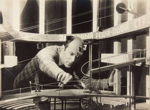 El Lissitzky arbeitet an einem Bühnenbild, Meyerhold-Theater, 1929