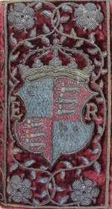 Bestickter Samteinband von John Udalls Predigten mit den Wappen von Elisabeth I., 1596