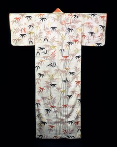 Bestickter weißer Satin-Kimono für Damen, Japanisch, Edo-Periode, 1600-1867 von Unbekannt