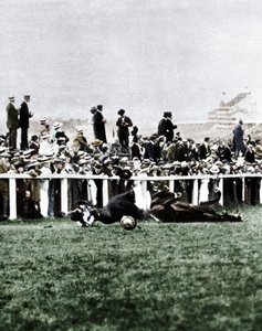 Emily Davison wirft sich vor das Pferd des Königs während des Derbys, Epsom, Surrey, 1913