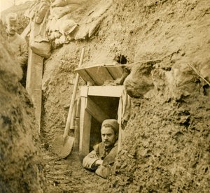 Eingang zu einem Unterstand, um 1914-1918 von Unbekannt